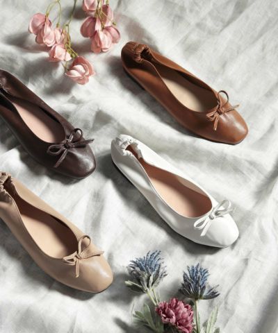 かかとがゴムでバブーシュのように履けるスクエアトゥバレエシューズパンプス
