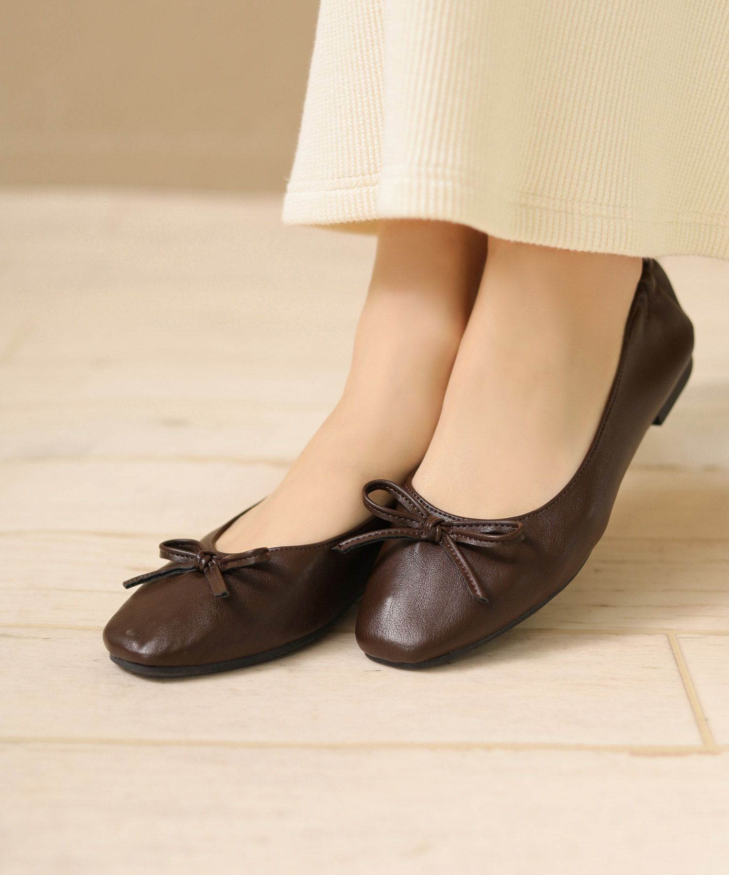 かかとがゴムでバブーシュのように履けるスクエアトゥバレエシューズパンプス
