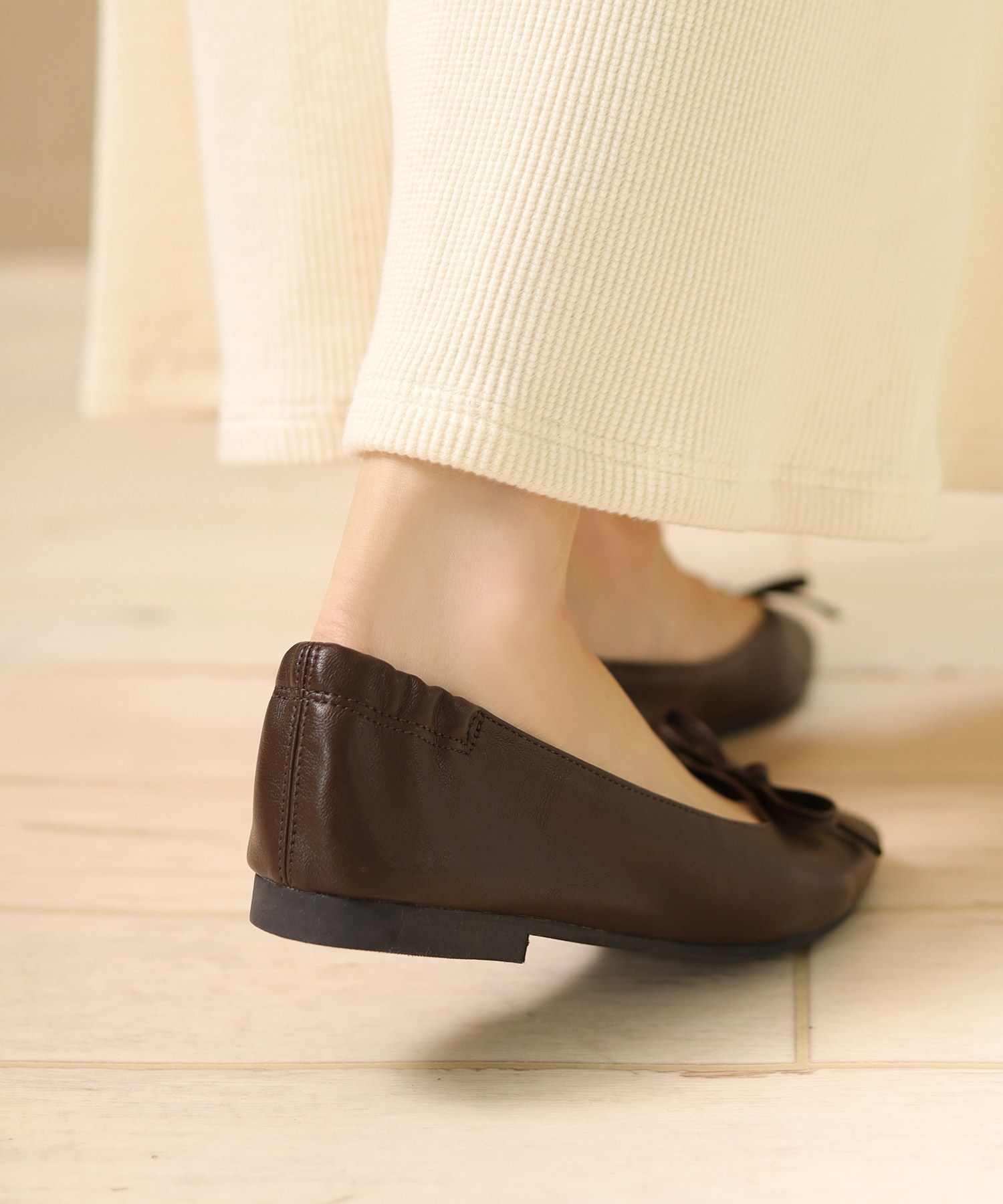 かかとがゴムでバブーシュのように履けるスクエアトゥバレエシューズパンプス