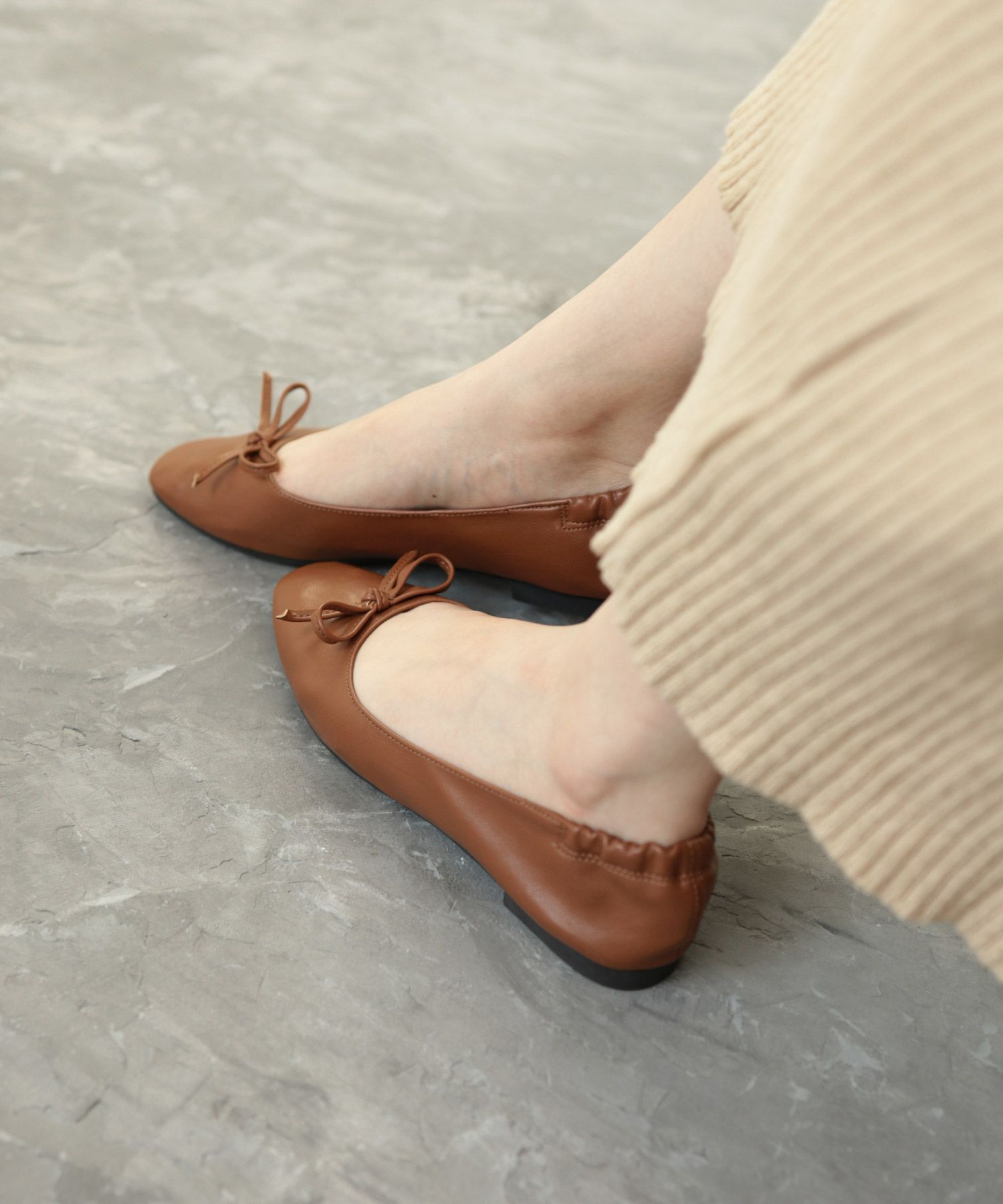かかとがゴムでバブーシュのように履けるスクエアトゥバレエシューズパンプス