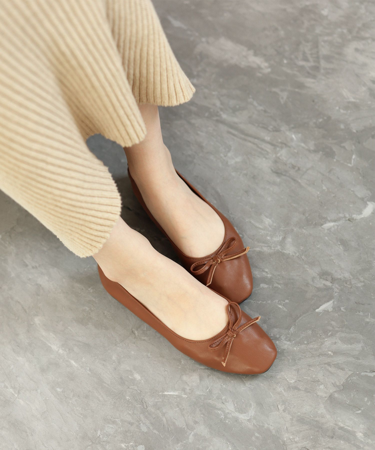 かかとがゴムでバブーシュのように履けるスクエアトゥバレエシューズパンプス