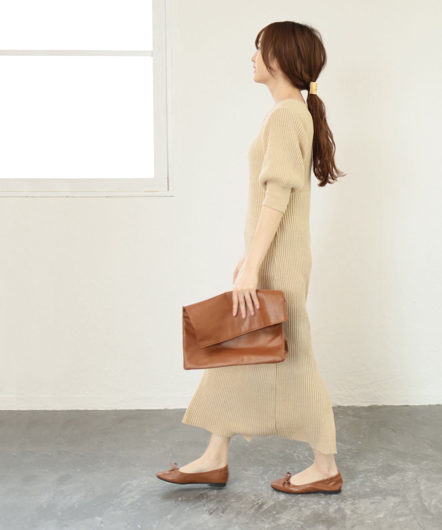 かかとがゴムでバブーシュのように履けるスクエアトゥバレエシューズパンプス