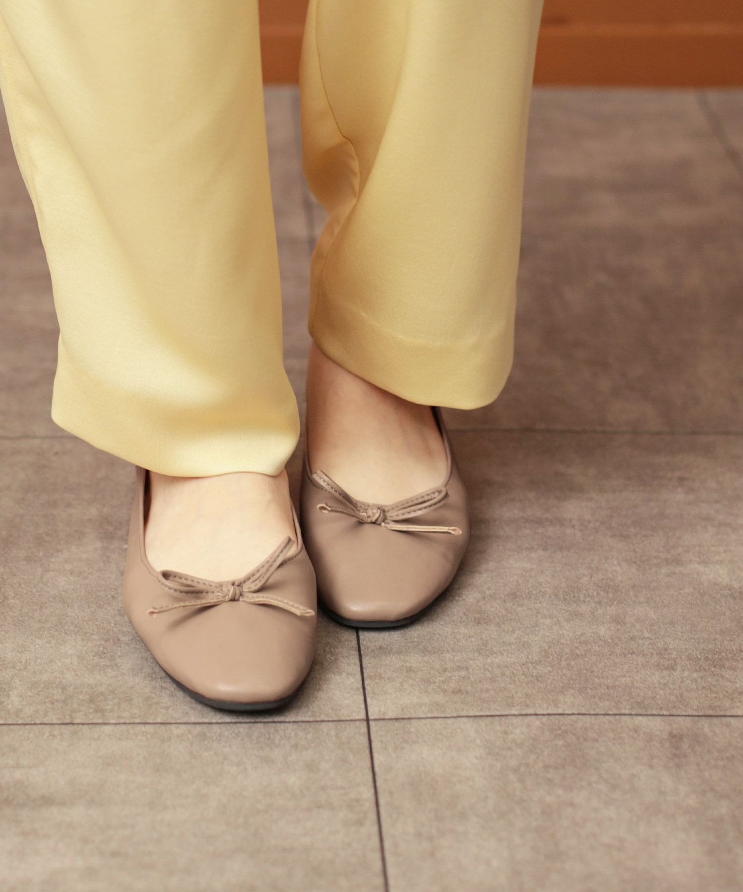 かかとがゴムでバブーシュのように履けるスクエアトゥバレエシューズパンプス