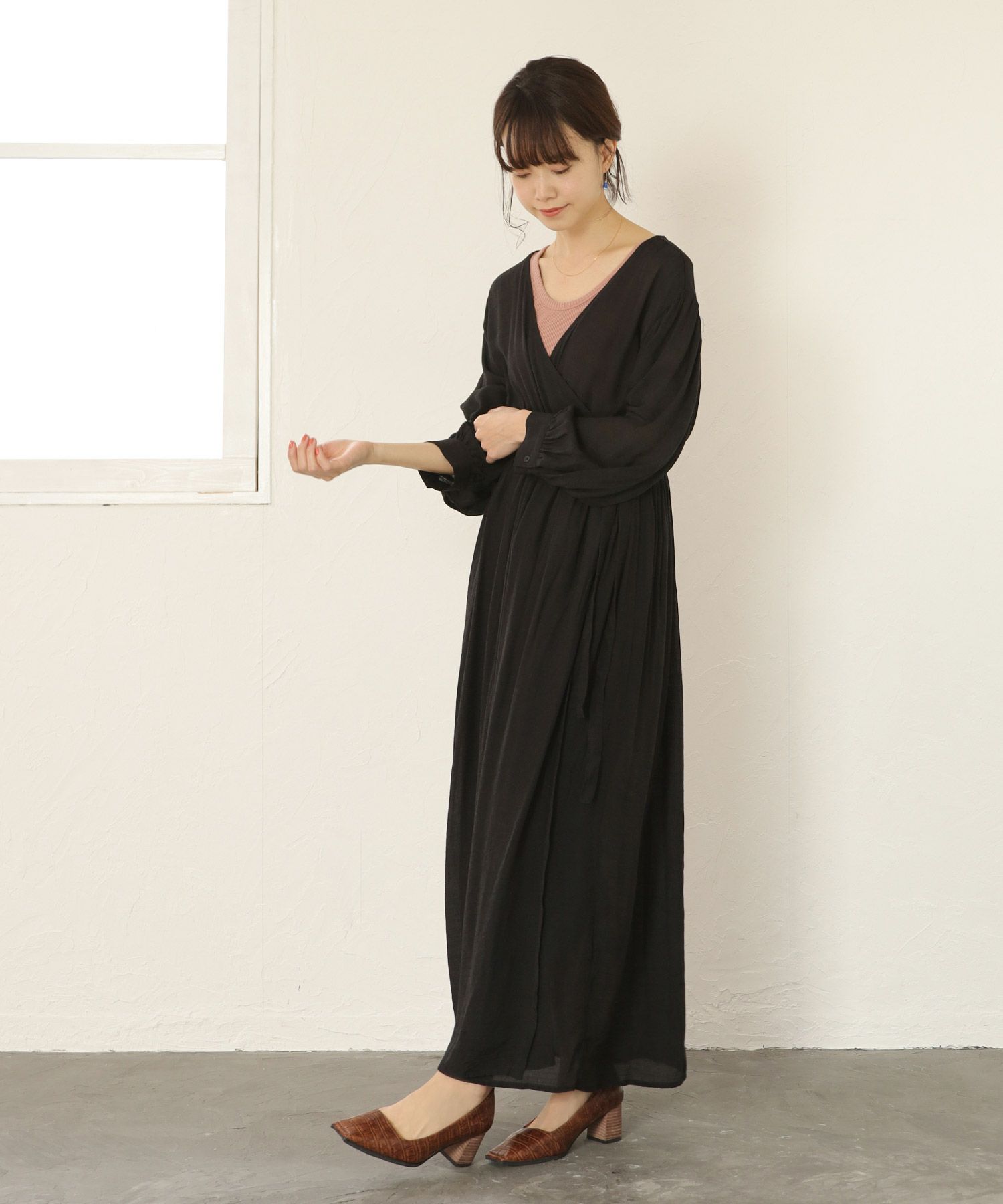 ウッドヒールのスクエアトゥチャンキーヒールパンプス