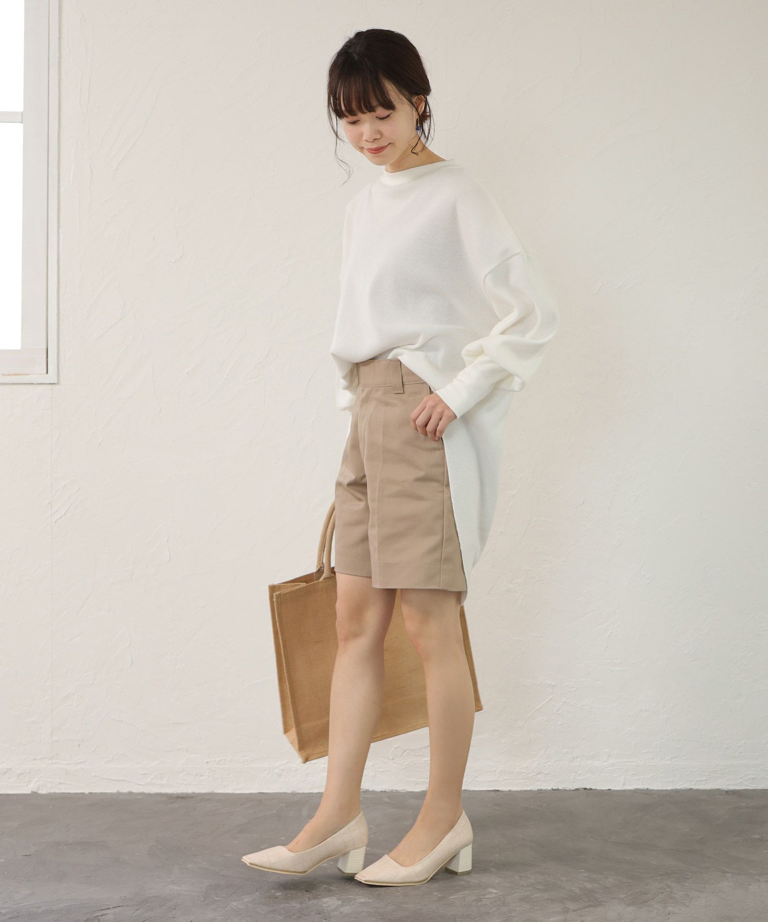 ウッドヒールのスクエアトゥチャンキーヒールパンプス