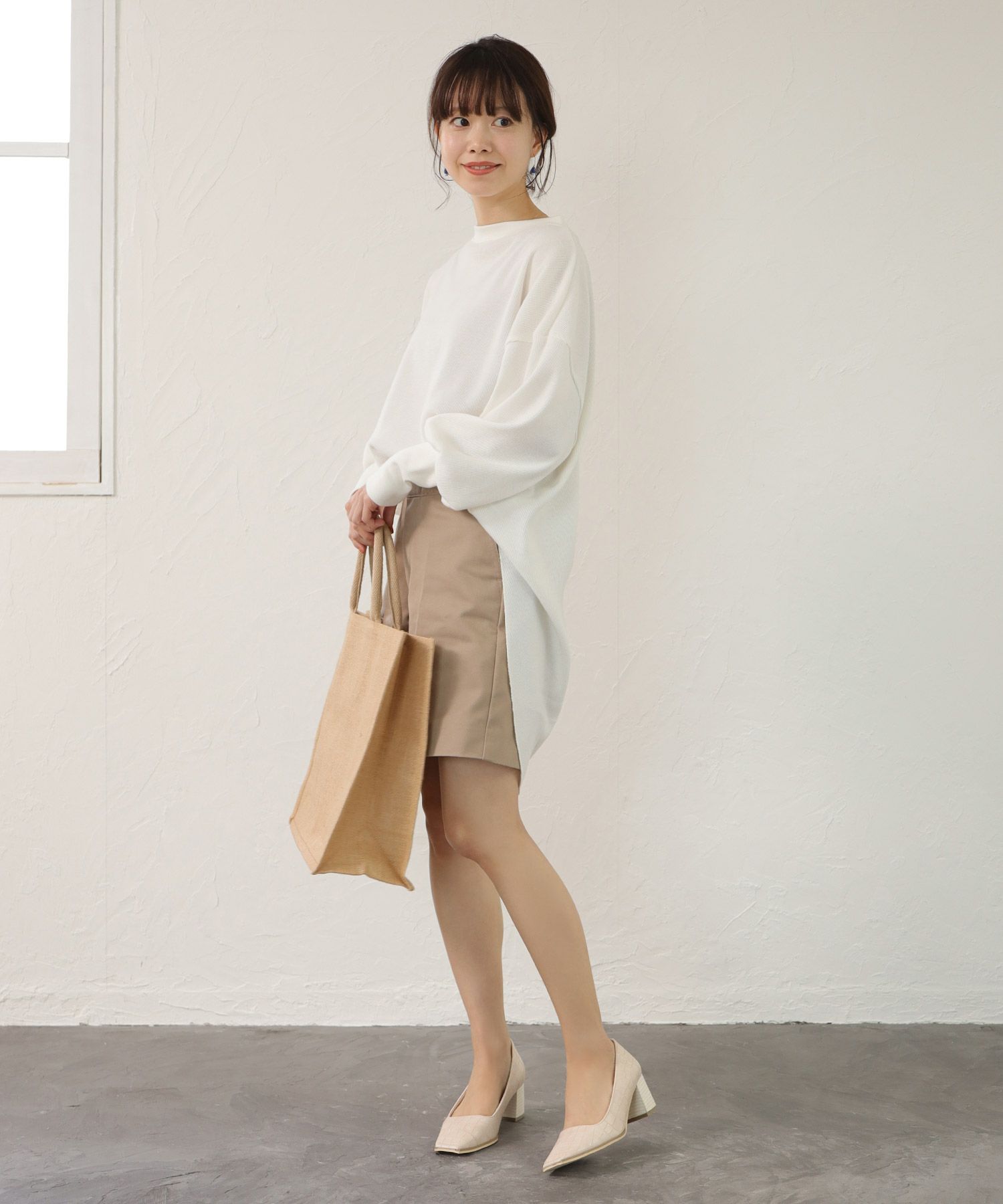 ウッドヒールのスクエアトゥチャンキーヒールパンプス