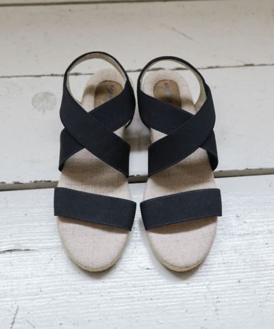 ゴムでフィットするので靴ズレしにくい4cmヒールゴムフィットサンダル