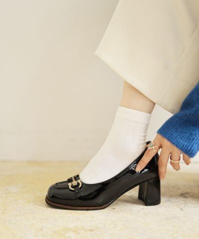 ビット付きフレアヒールパンプス