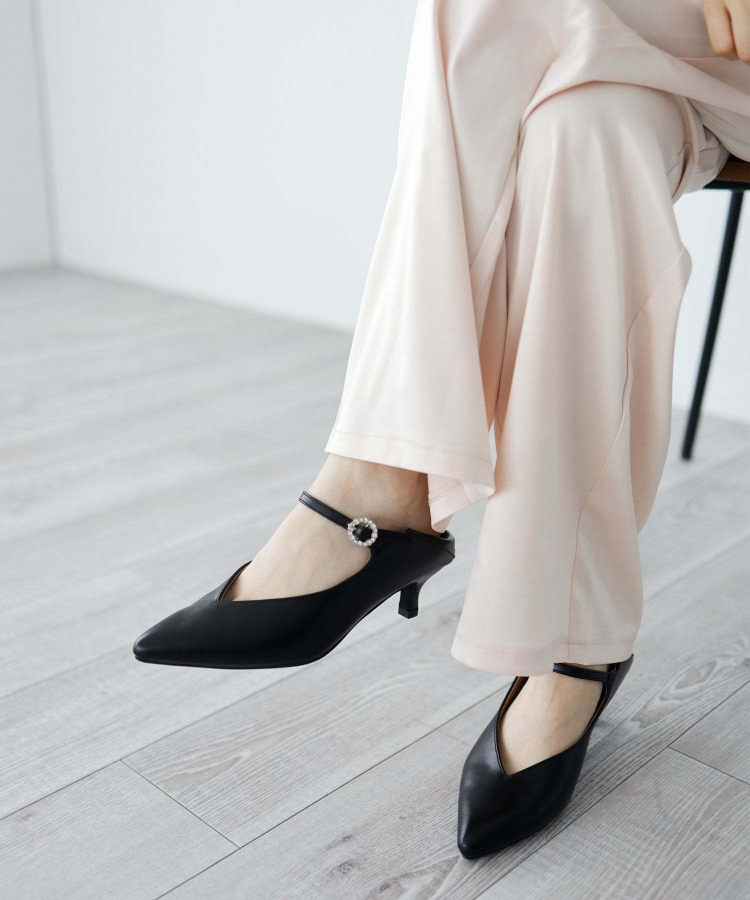 かかとが踏める2Way！ビジューバックルポインテッドトゥキトゥンヒールパンプス 一部7月上旬入荷予定