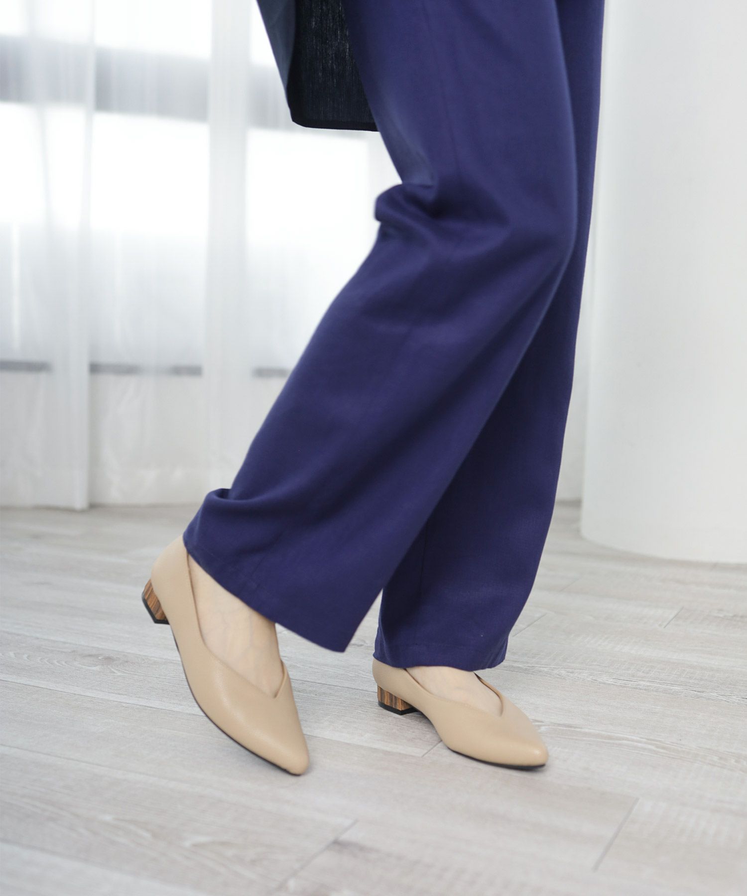 高機能クッションのVカット美脚ウッドヒールパンプス