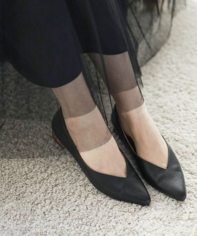 高機能クッションのVカット美脚ウッドヒールパンプス