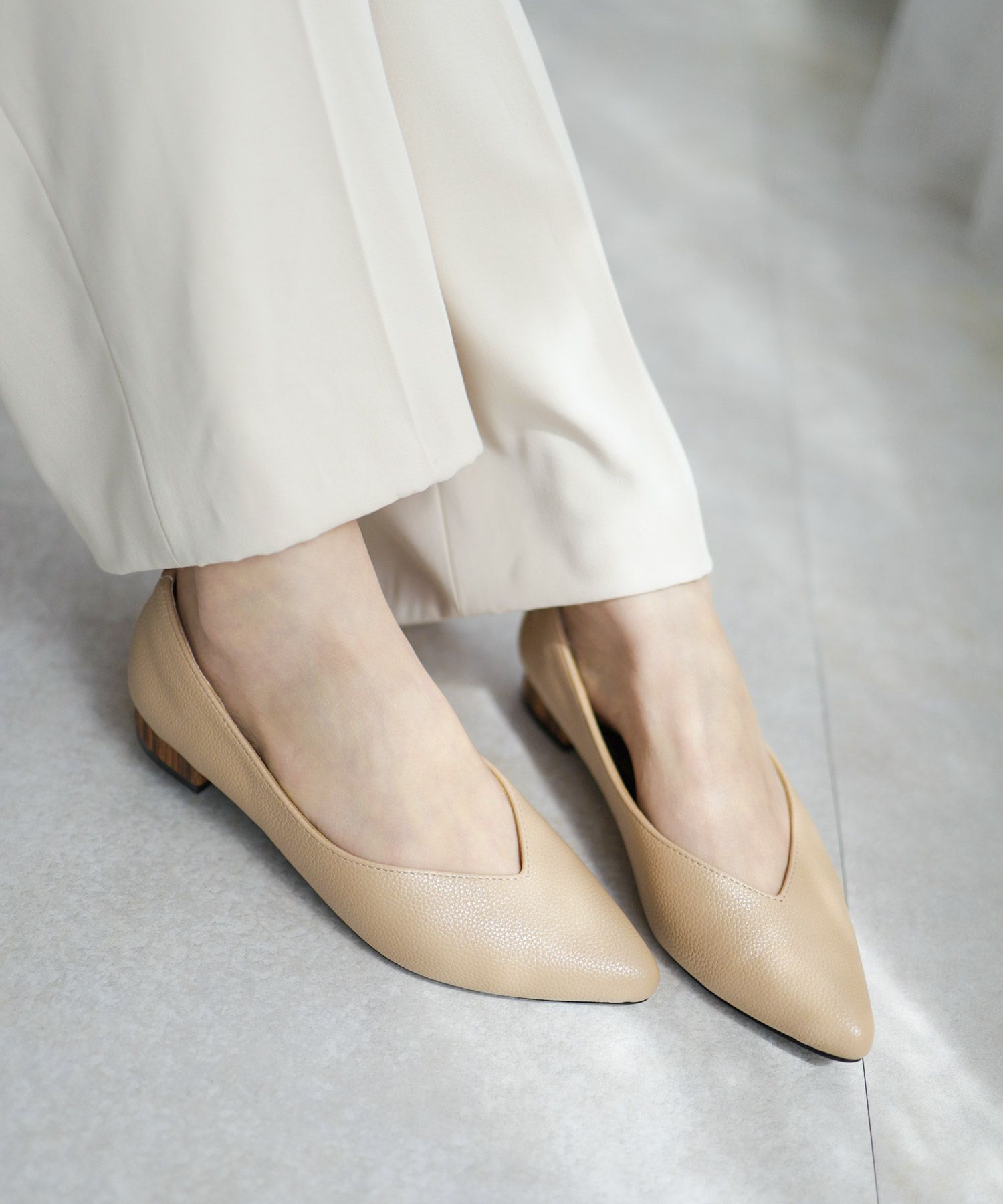 高機能クッションのVカット美脚ウッドヒールパンプス
