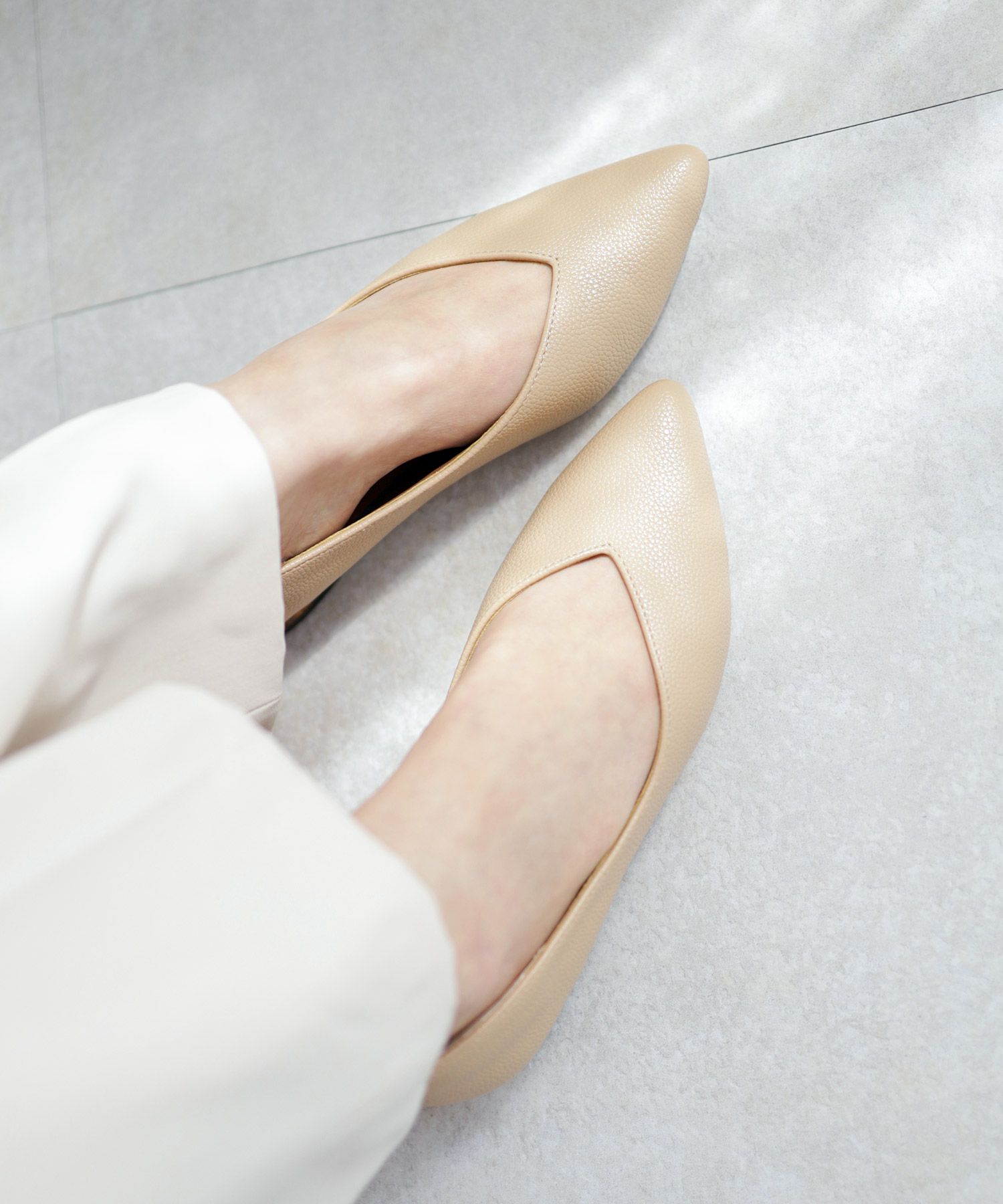 高機能クッションのVカット美脚ウッドヒールパンプス