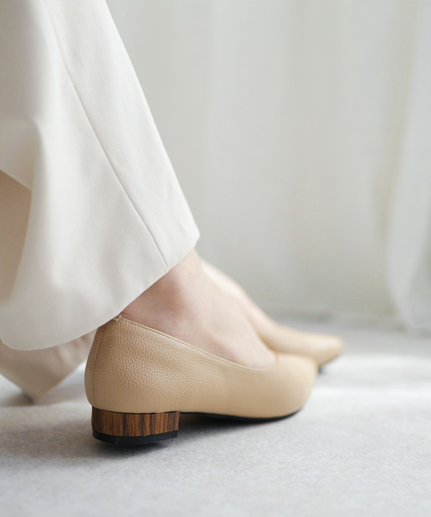 高機能クッションのVカット美脚ウッドヒールパンプス