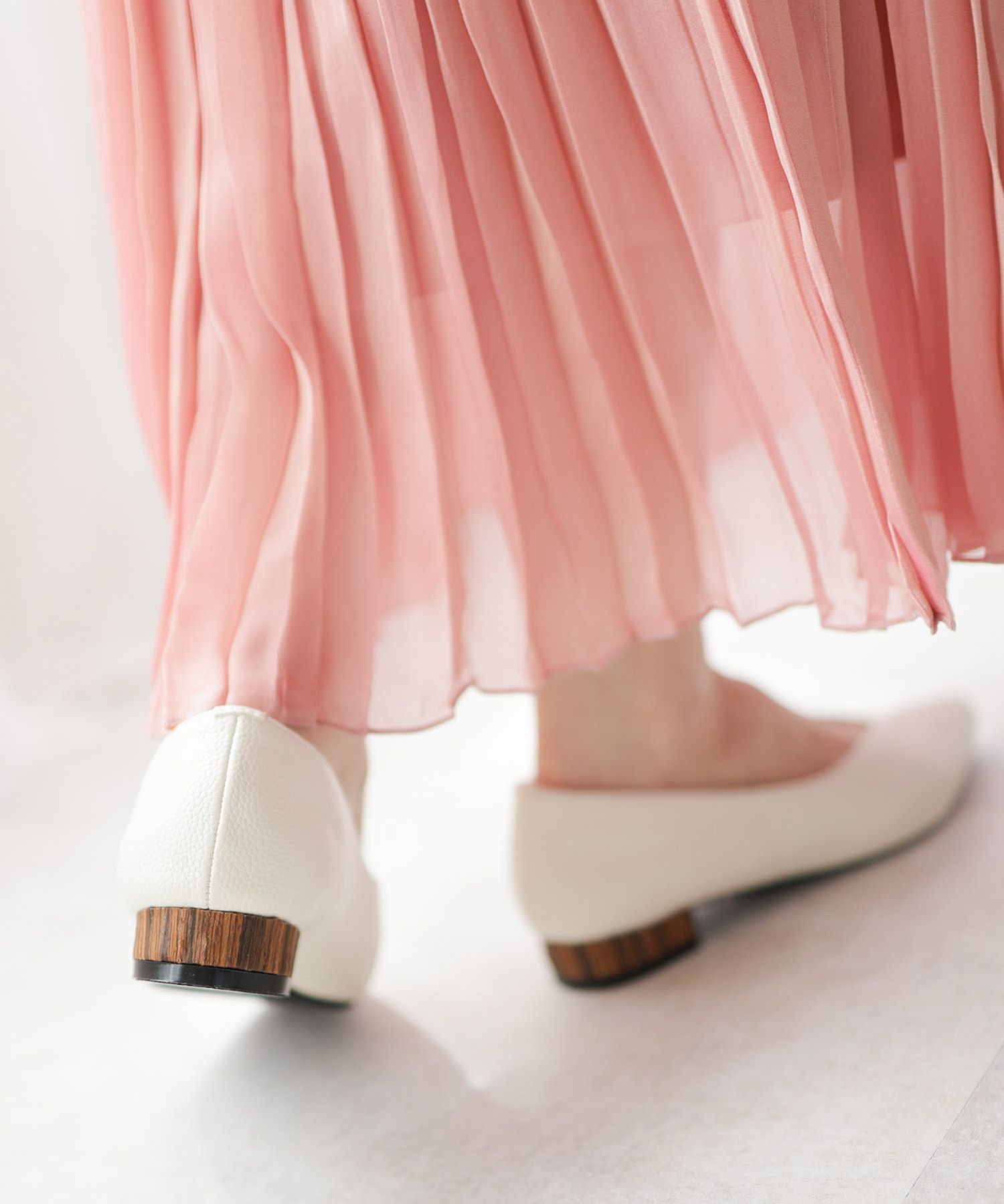 高機能クッションのVカット美脚ウッドヒールパンプス