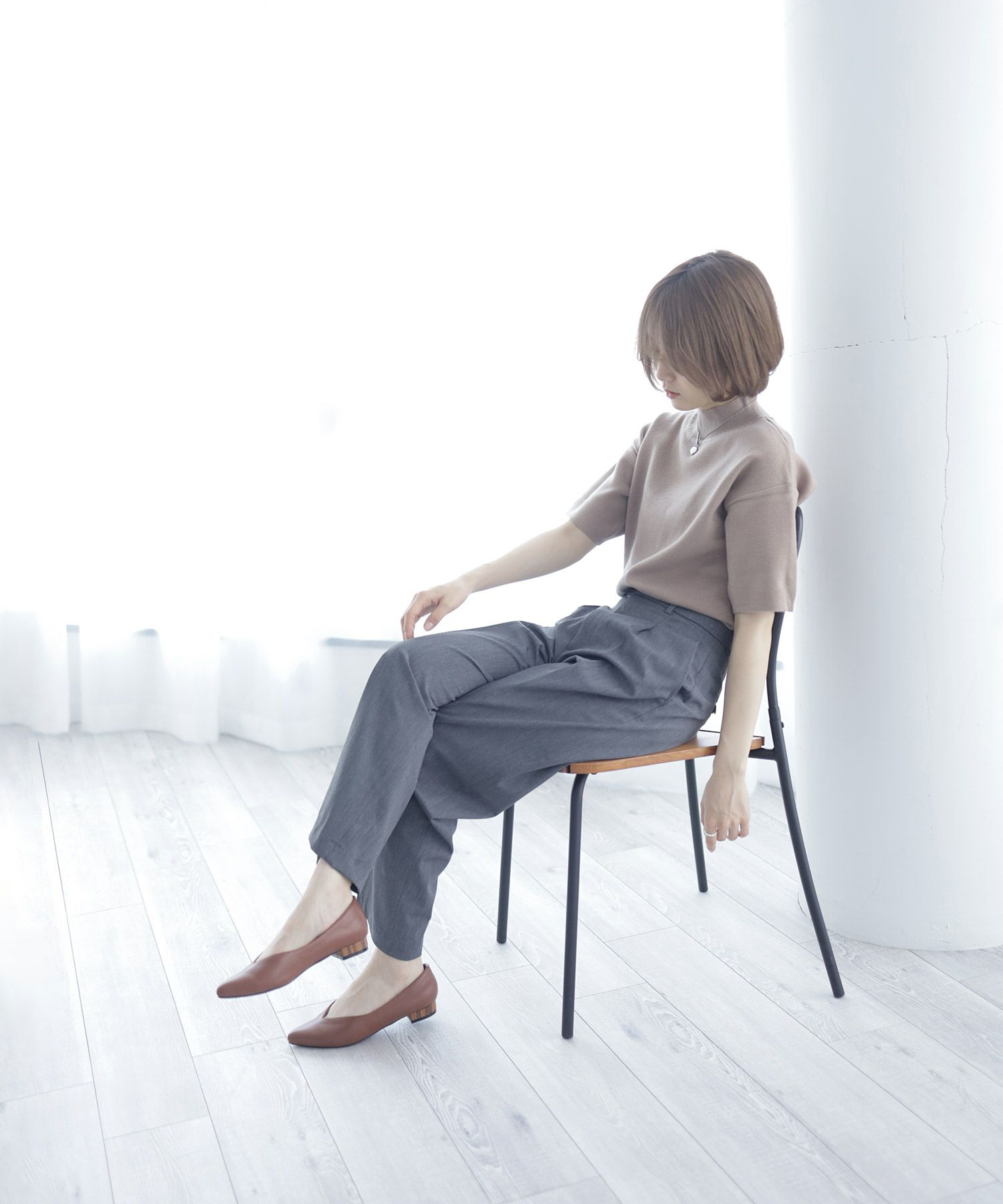 高機能クッションのVカット美脚ウッドヒールパンプス