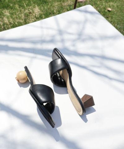 アシンメトリーウッドヒールのパデットミュールサンダル | SESTO