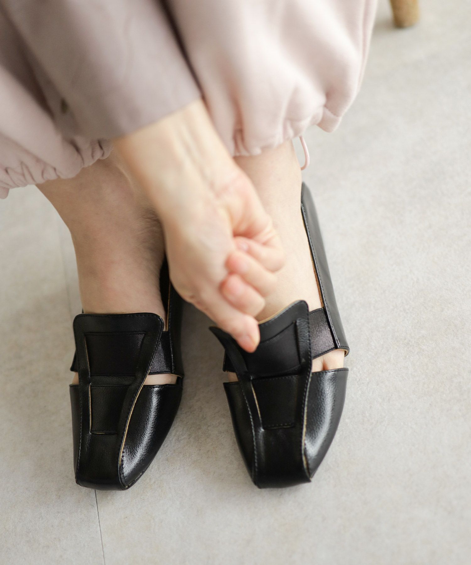 かかと滑り止めジェル付き＆スリッパにもなる2Way！幅がゴムで伸縮するフィットパンプス