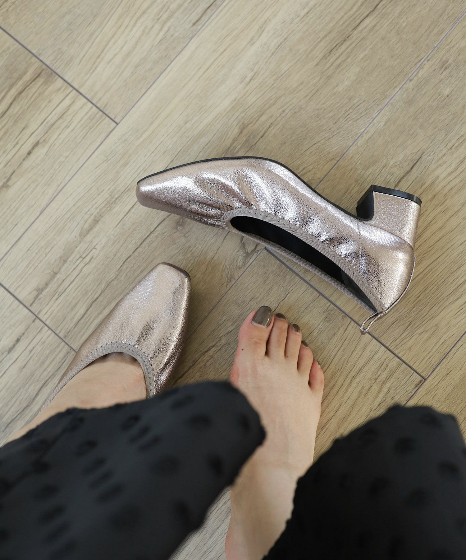 履き口ゴムの柔らか素材スクエアトゥパンプス▲返品不可