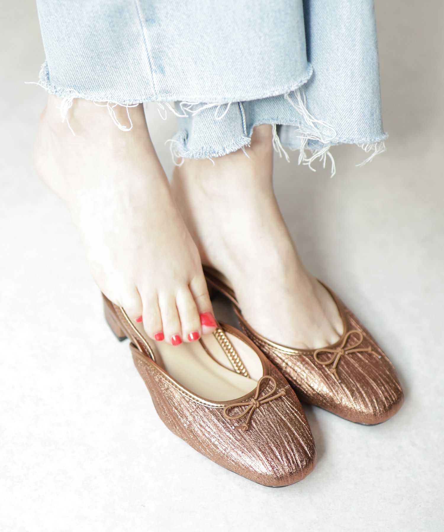 かかとゴムのスリングバックパンプス