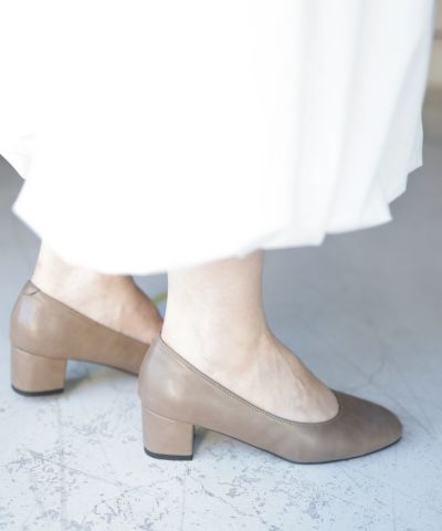 かかとがパカパカしにくい！スクエアトゥチャンキーヒールパンプス